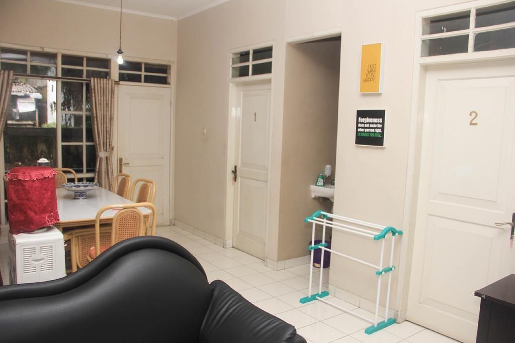Pele Guesthouse บันดุง ภายนอก รูปภาพ