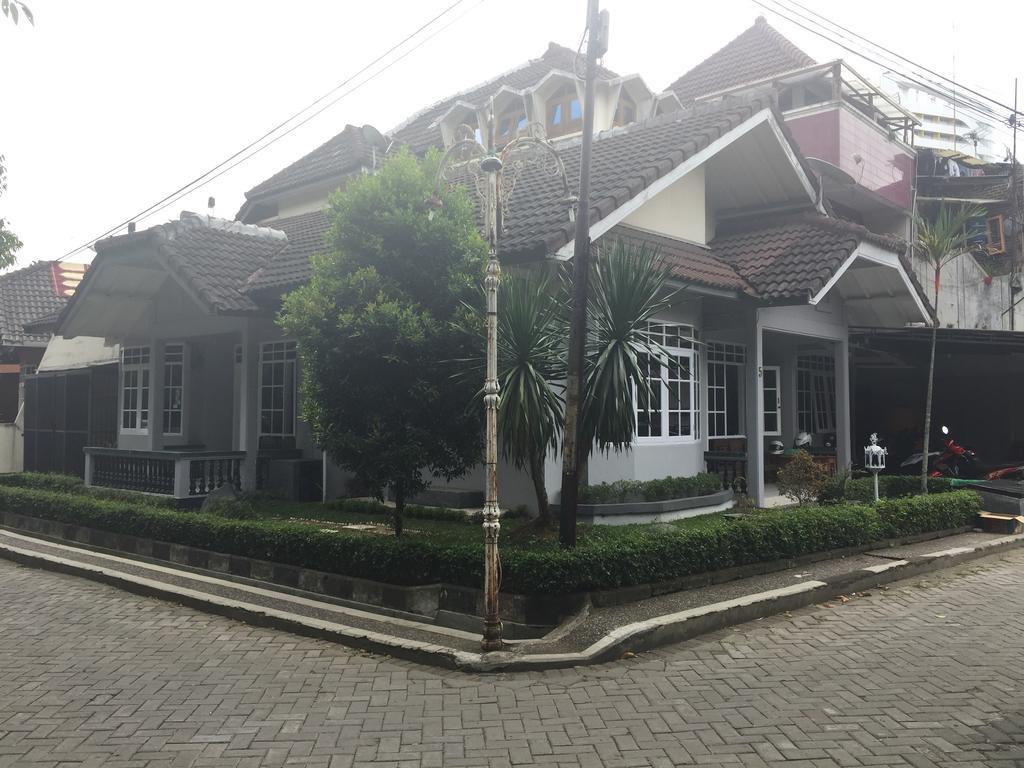 Pele Guesthouse บันดุง ภายนอก รูปภาพ